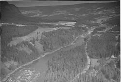 Oversiktsbilde Hunder, 14.08.1953, Lågen, gårdsbruk, , kultu