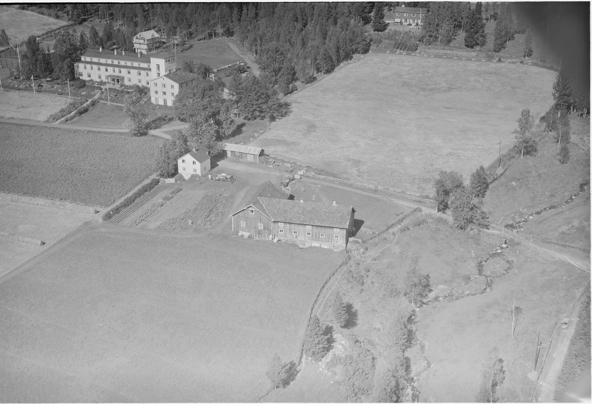 Winge Turisthotell, 28.08.1953, Tretten, Øyer, stor, hvit bygning til venstre, hage i foran bygning, jordbruksareal omkring, gårdsbruk med kjøkkenhage og stor driftsbygning midt i bildet.