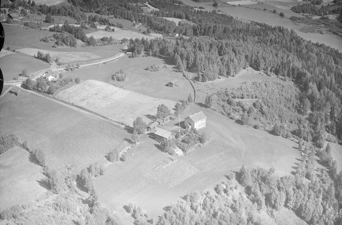 Dulve skole, Øyer, 1953, i forgrunnen. Oversiktsbilde, jordbruk, slåttonn, hesjing, blandingsskog, Lågen øverst til høyre i bildet