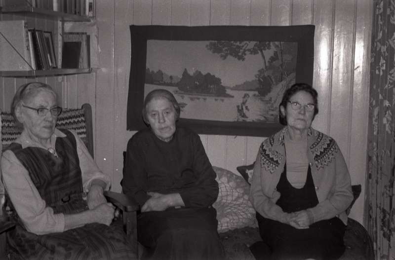 Søstrene Enevoldsen, Kongsbakk Fra venstre: Julie Enevoldsen (1886-1978), i midten Aronie Enevoldsen (1893-1976) og Kornelie Enevoldsen (1897-1886)1986)