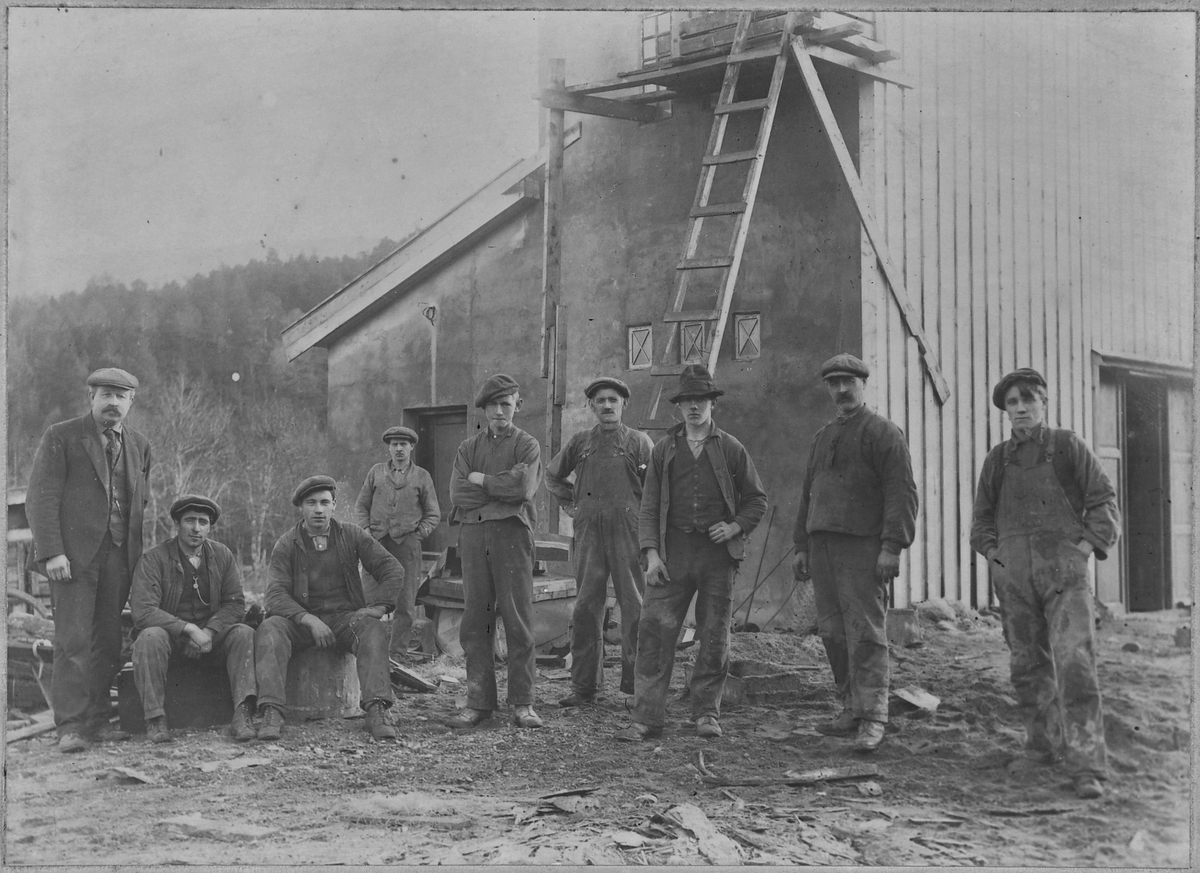 Mennene som bygde Eidsfossen kraftstasjon.