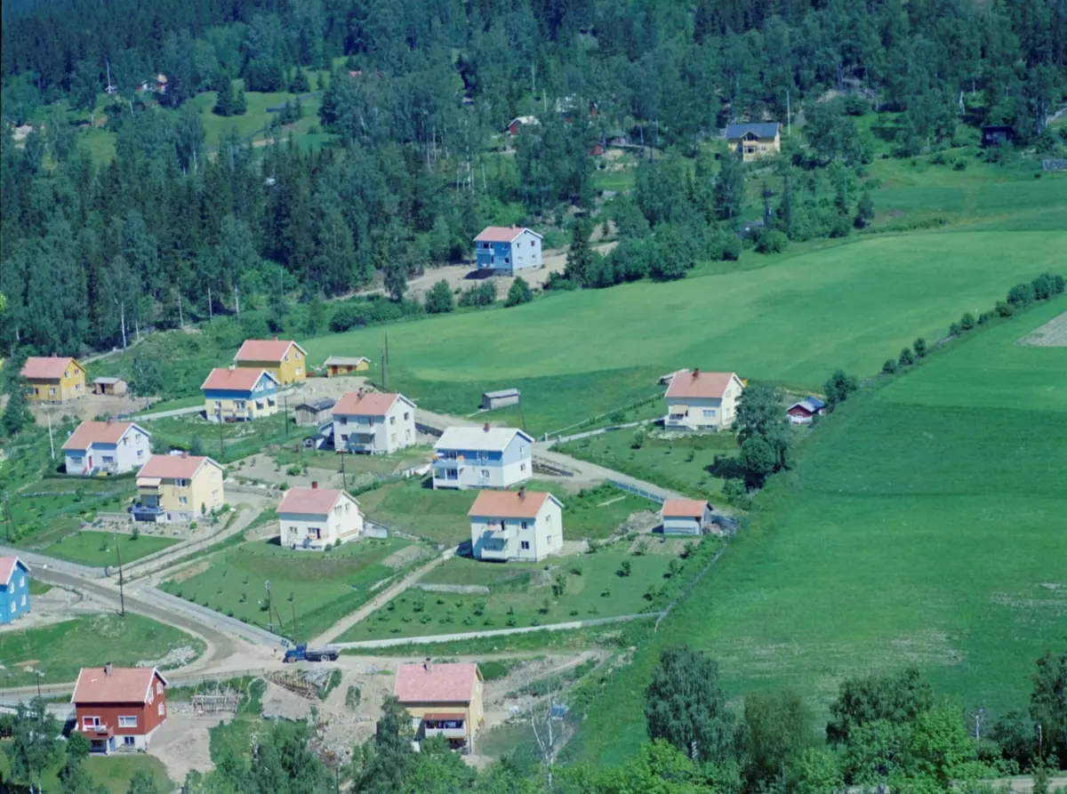 Flyfoto, Lillehammer, Søre Ål, Holtejordet. Nederst er svingen mellom Holtevegen og Rolf Lundes veg. Det blå huset i venstre bildekant er Rolf Lundes veg 5, Det delte lyseblåe og hvite huset langs øvre veg er Rudolf Thygesens veg 3