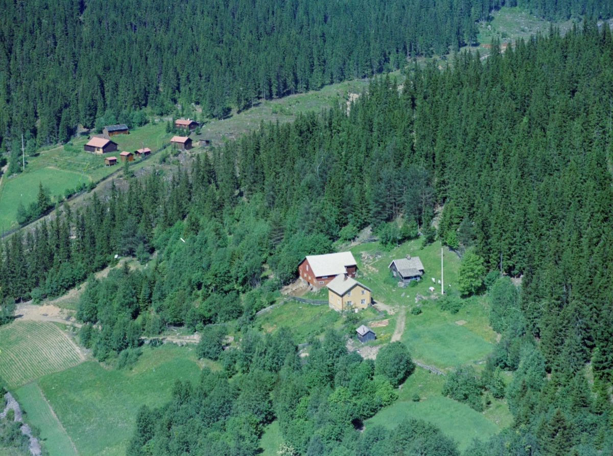 Flyfoto, Lillehammer, Bjørnerud gård som har adresse Kringsjåvegen 295. Gården omfatter eller omfattet Nedre og Øvre Sagbakken, som synes i bakgrunnen