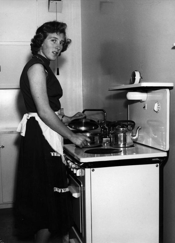 Kvinne ved komfyr 1956 (Foto/Photo)