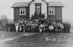 Bryllup i Narjordet. Gruppebilde av brudepar og gjester, 17.