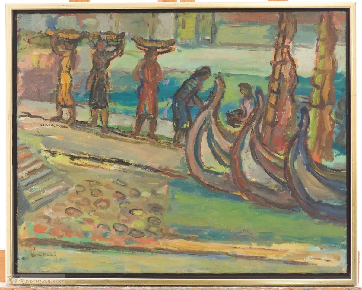 Scene fra stranden. Tre båter er trukket opp på land og fem kvinner bærer noe fra og til båtene. Tre av kvinnene bærer kruver på hodet.