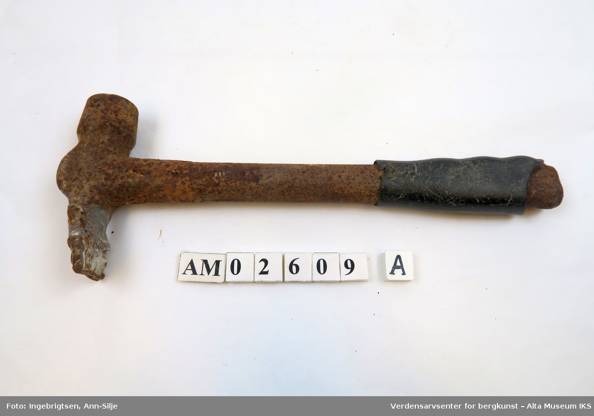Form: A) Modifisert klinkhammer B) Tradisjonell pinnkile
