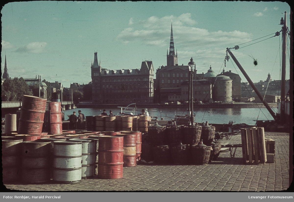 Tønner på havna i Stockholm, med Riddarholmen, og Riddarholmskyrkan i bakgrunnen.