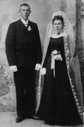 Atelierportrett av brudeparet Daniel og Oline Ernstsen. ca 1