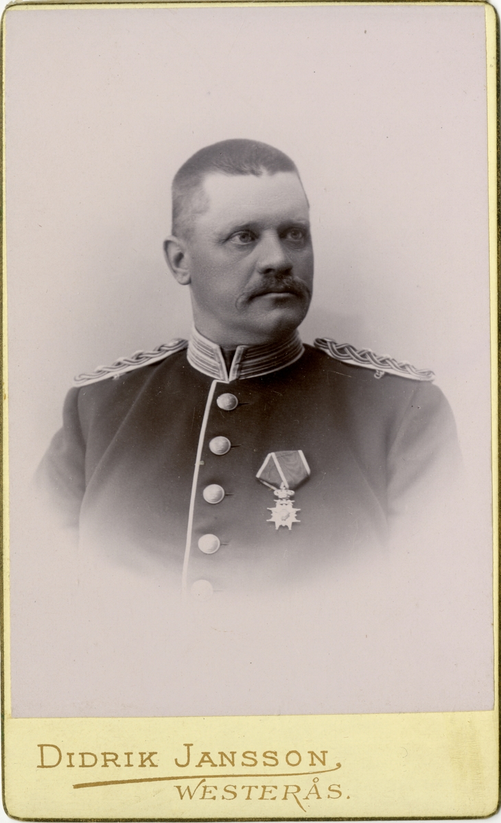 Porträtt av Christian Theodor Tamm, kapten vid Livregementets grenadjärkår I 3.
Se även AMA.0009117.