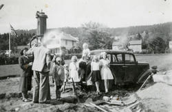 Ved bensinpumpen til Verftets Handel på Fuglset..I bakgrunne