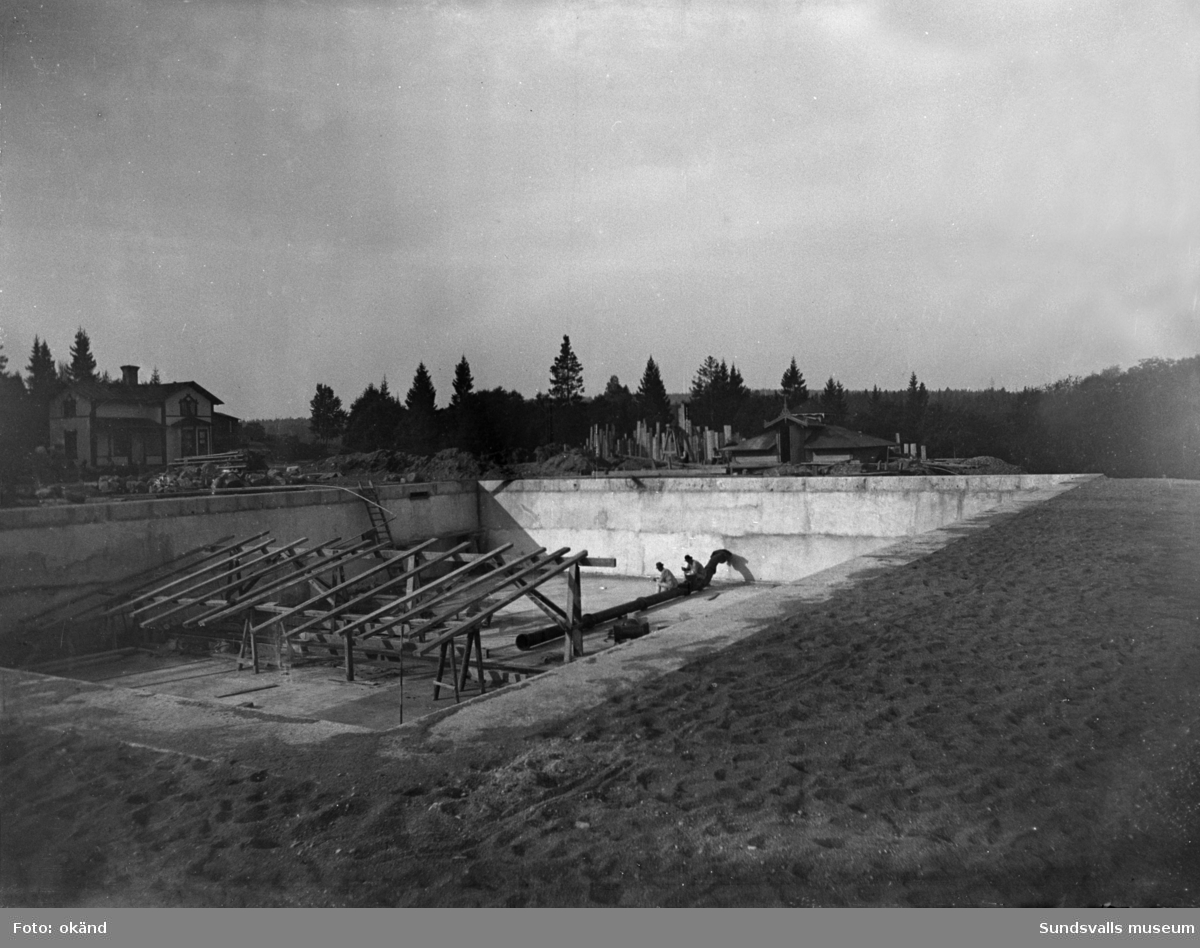 Bilderna visar arbetet med den tredje bassängen (filtret) vid Sidsjöns vattenverk. Året 1891 står inpräntat i kanten mitt i bild. Med sina 555 kvadratmeter blev den betydligt större än de två tidigare.