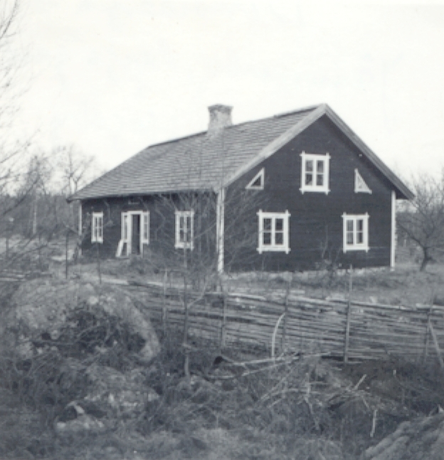 Jämmerbo. Enligt traditionen byggt på 1700-talet som flygel på Berga gård. Senare stående i skogen vid Bondeberga, där det varit arbetarbostad. Rivet 1949.
