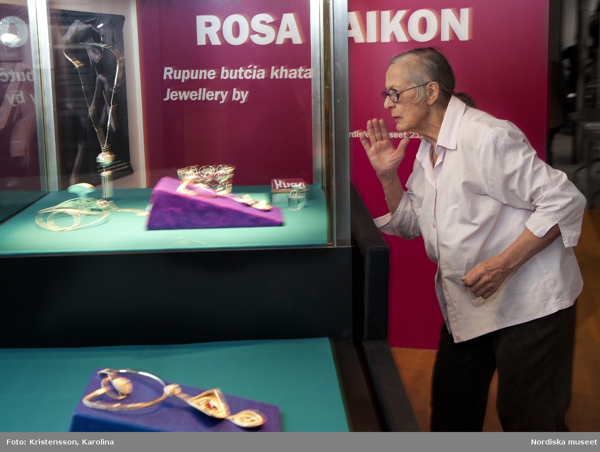 Rosa Taikon hänger utställning på Nordiska museet tillsammans med sin systerdotter Angelica Ström
"Smycken av Rosa Taikon"