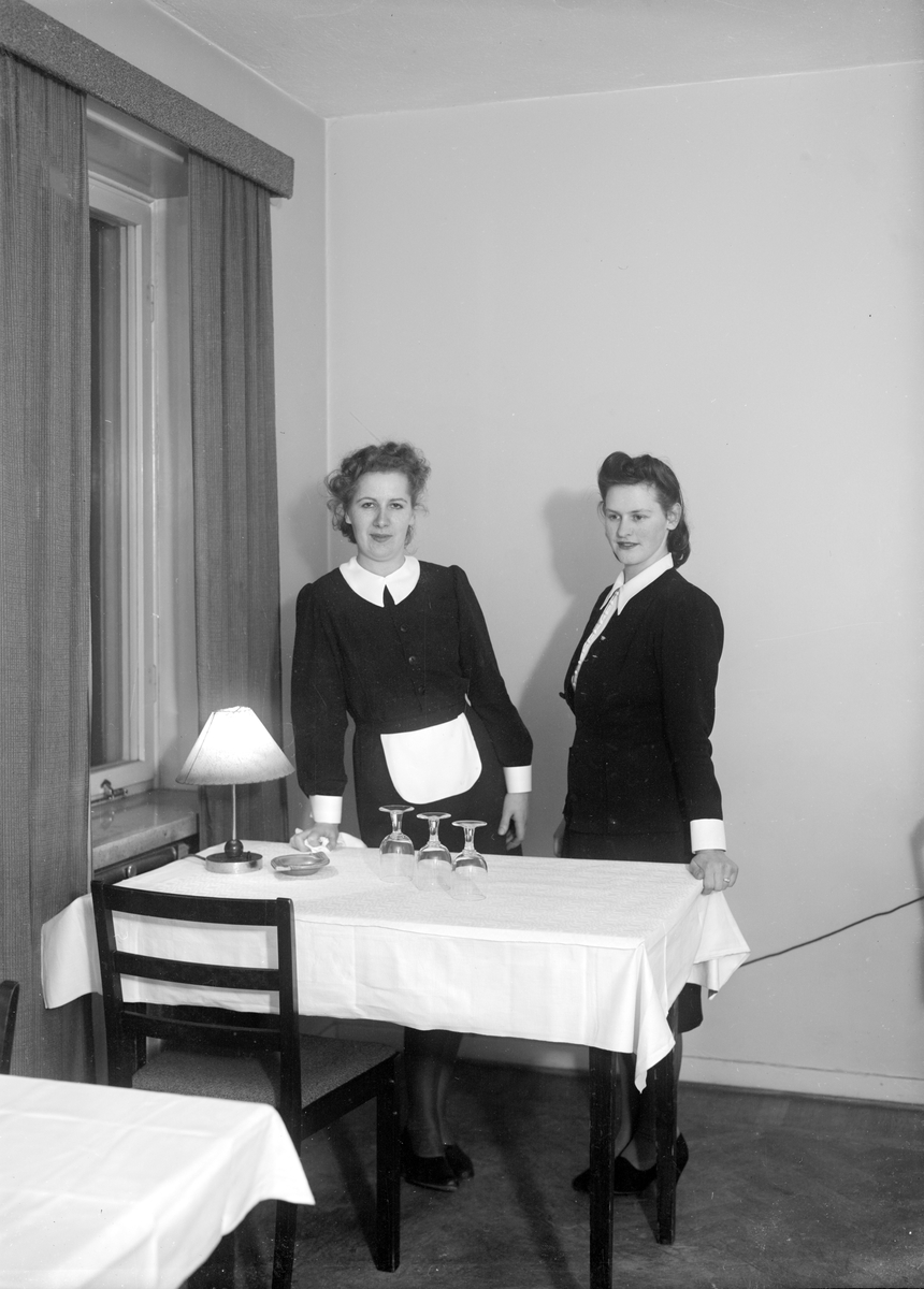 Servitriser, Lövgrens matsalar. Foto i februari 1943.
