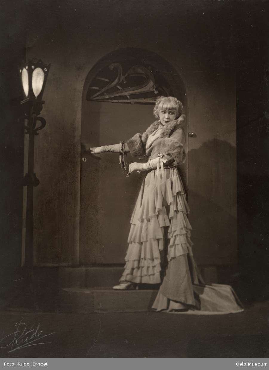 portrett, kvinne, skuespillerinne, Linda Leigh i "Det er bare én måte" på Det Nye Teater, stående helfigur, kostyme