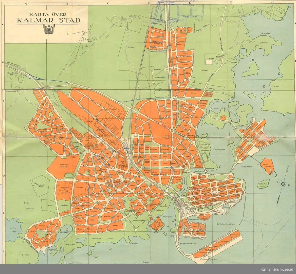 Karta över Kalmar stad. Troligen runt 1950 då Adelgatan m fl i norr är