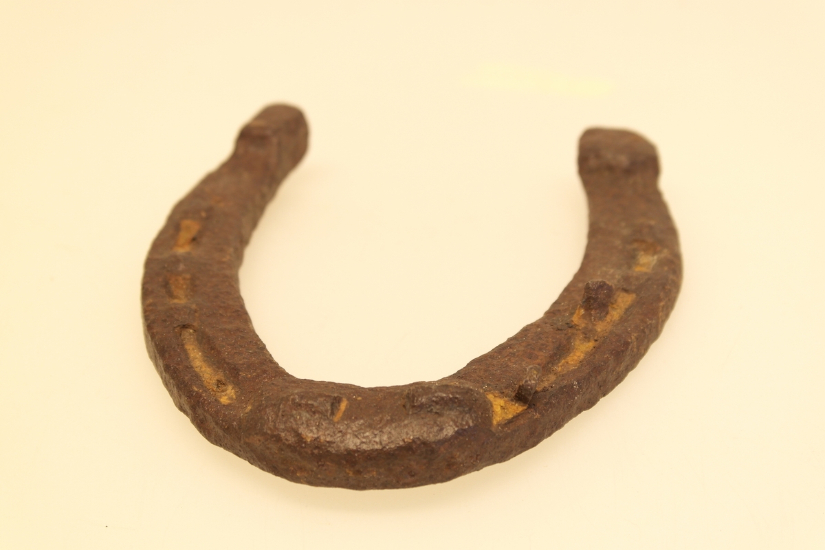 Hovslagerkasse (a) med hovslagerverktøy (b-i) i smidd jern.
A) Kasse i eik (?) med håndtak, hengsler og nøkkel. Nøkkelbeslag skiftet ut etter produksjon.
B) Tang/Brekktang. Innpreging. Til å ta av gamle sko.
C) Kniv/Hovkniv.
D) Dor/Sømdor. Til å få ut gamle søm.
E) Hammer/Klinkhammer/Skohammer. Treskaft.
F) Tang/Hovtang.
G) Jern/Klinkejern.
H) Hestesko.
I) Søm.