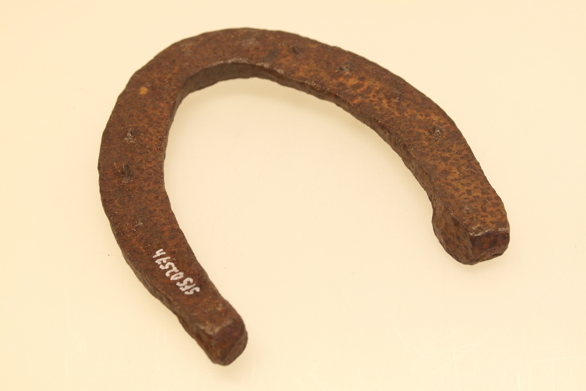 Hovslagerkasse (a) med hovslagerverktøy (b-i) i smidd jern.
A) Kasse i eik (?) med håndtak, hengsler og nøkkel. Nøkkelbeslag skiftet ut etter produksjon.
B) Tang/Brekktang. Innpreging. Til å ta av gamle sko.
C) Kniv/Hovkniv.
D) Dor/Sømdor. Til å få ut gamle søm.
E) Hammer/Klinkhammer/Skohammer. Treskaft.
F) Tang/Hovtang.
G) Jern/Klinkejern.
H) Hestesko.
I) Søm.