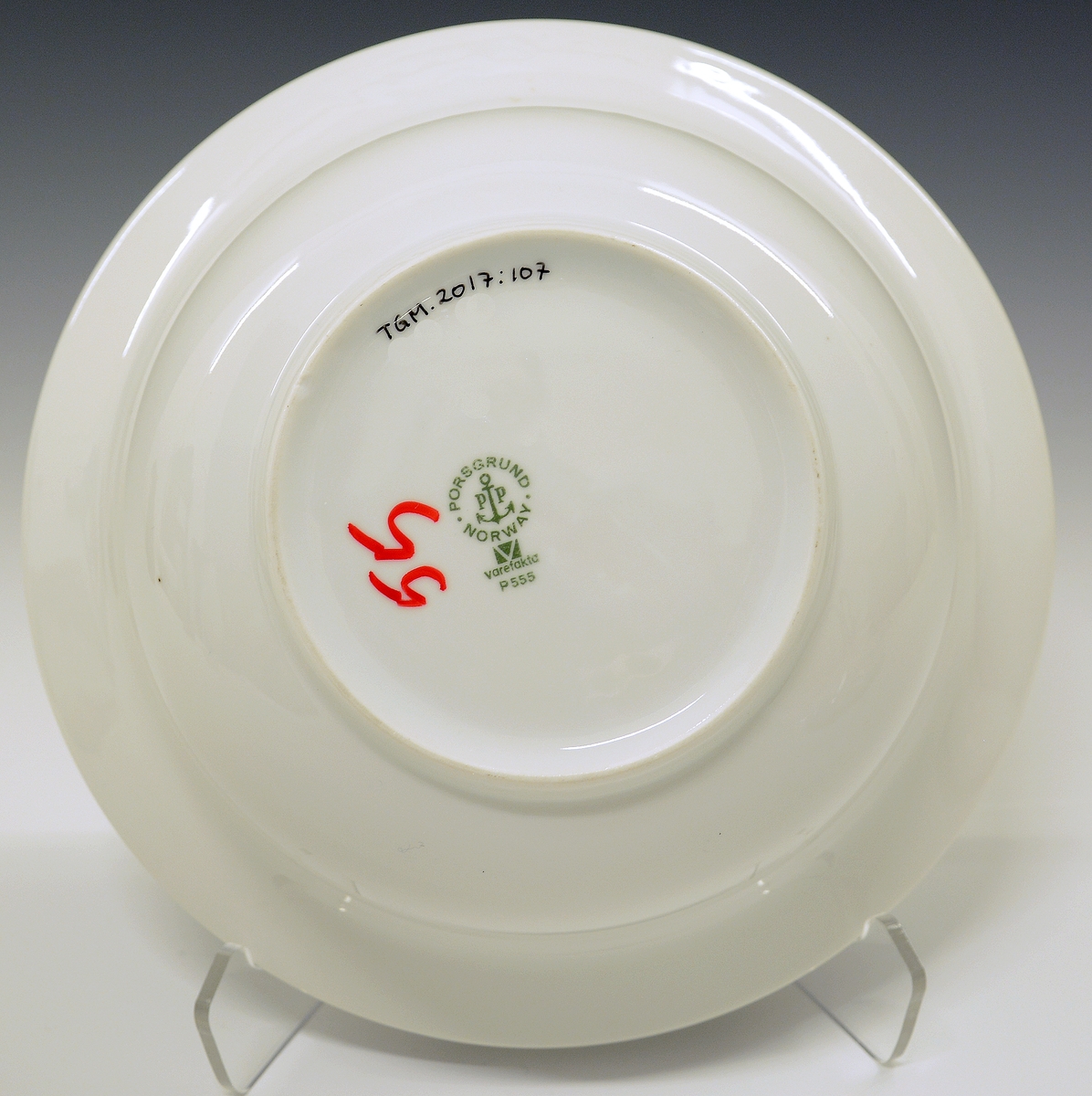 Lokkefat av porselen. Rund bolle med fane og høyt lokk. Hvit glasur. 
Modell: 2590
Dekor: Line.
Design: Leif Helge Enger.