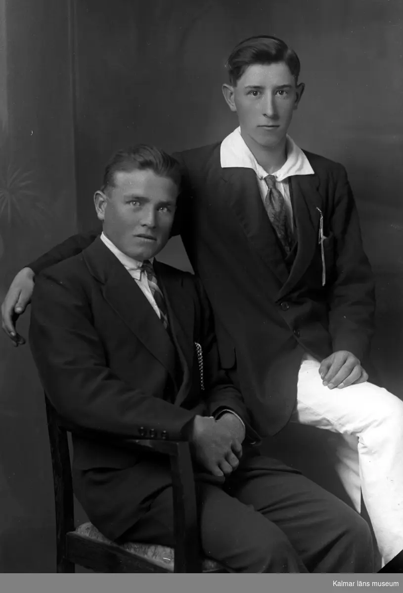 Ateljébild på två män med ur i fickan. Enligt Walter Olsons journal är bilden beställd av Arthur Lindström ifrån Bullebro.