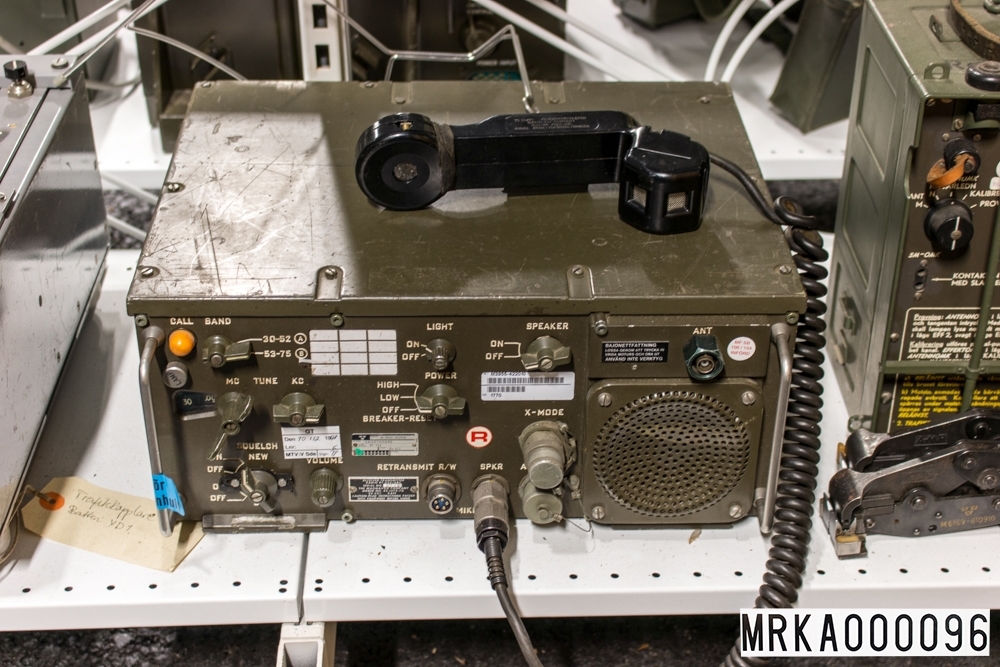 Ursprungsbeteckning: RT-524

Allmänt:
Ra 422 var utförd för fordonsmontage och helt uppbyggd i halvledarteknik.

Data:
Frekvensområde: 30,0 – 79,95 MHz på två band
	          Band A: 30,0 – 52,95 MHz
	          Band B: 53,0 – 75,95 MHz
Kanalseparation: 50 kHz
Sändareffekt: Låg: 1 – 3 W
                     Hög: 40 W
Modulationsslag: FM
Transmissionstyp: Simplex, telefoni eller krypterad telefoni
Kanalantal: 920 st
Antenner: Stavantenn, mittmatad dipol eller högantenn på antennmast
Räckvidd: Högeffektläge: 30 km. Med högantenn utökad räckvidd
Kraftförsörjning: 25,5 V likspänning
