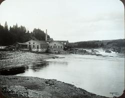 Hellefoss papirfabrikk ved fossen Hellefoss
Papirproduksjon
