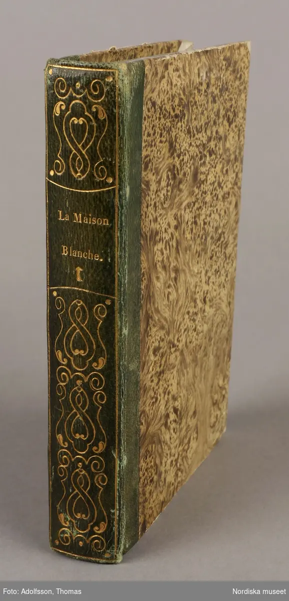 Huvudliggaren:
"Ex Libris. 'Emelie Högqvist'. På pärmen af de Kock, P.: 'La maison blanche'. G 29/10 1887 af ant.handl. J.G. Jansson i Stockholm."