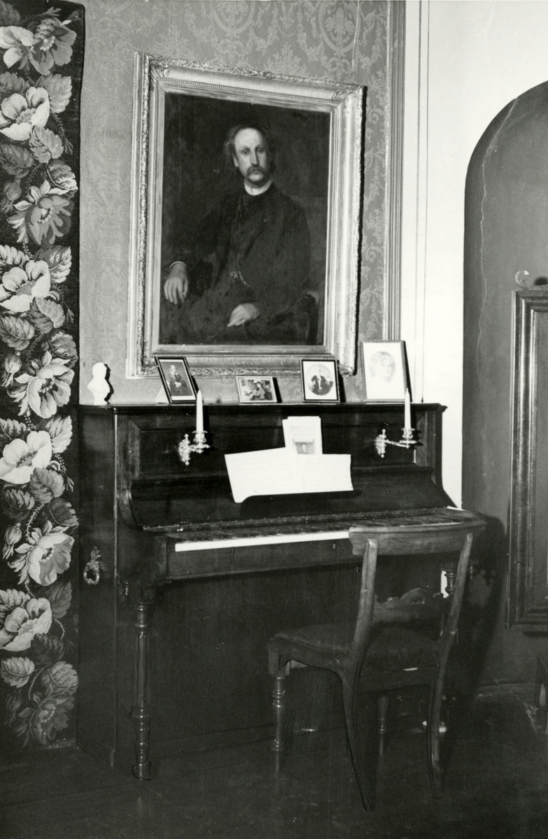 Bilde av den tidligere Grønnstuen. Det henger et portrett av Thomas Dyke Acland Tellefsen over et Erard-piano fra ca. 1855–60.