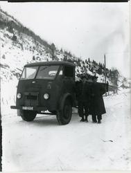 POLSKE KRIGSFANGER FORAN MILITÆR LASTEBIL.