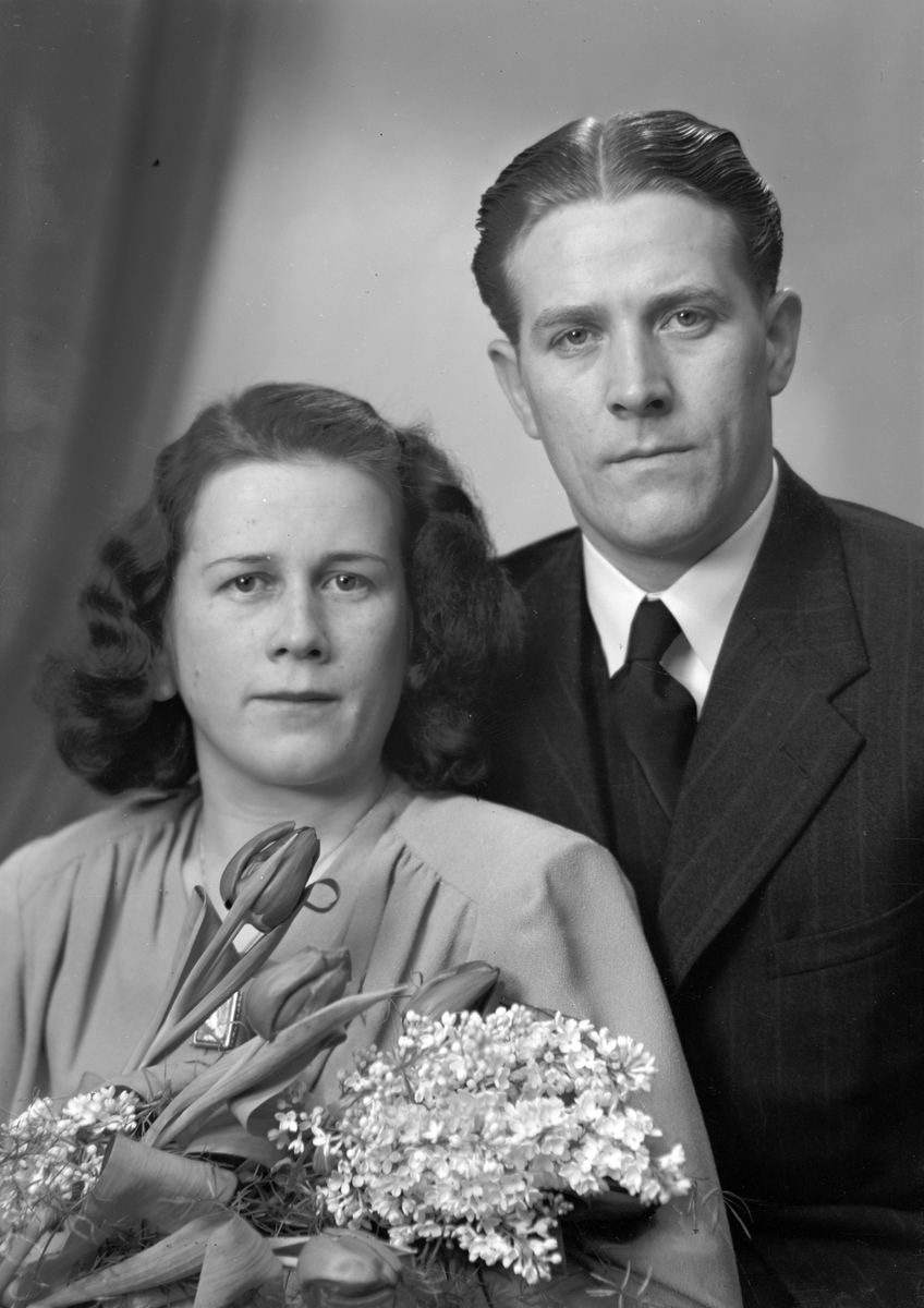 Brudpar Gunnar Östlund, Myrmalmsvägen 14, Sandviken. 26 januari 1946. Sändes till fröken Ulla Åberg, Kirurg operation, Lasarettet, Gävle.