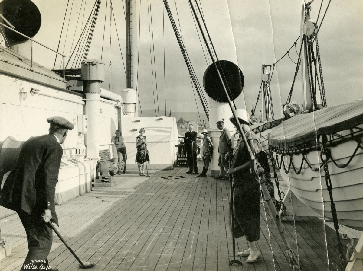 Passasjerer spiller shuffleboard på dekket til D/S 'Stavangerfjord' (b.1918, Cammell, Laird & Co., Birkenhead), - under cruisereise til Nordkapp.