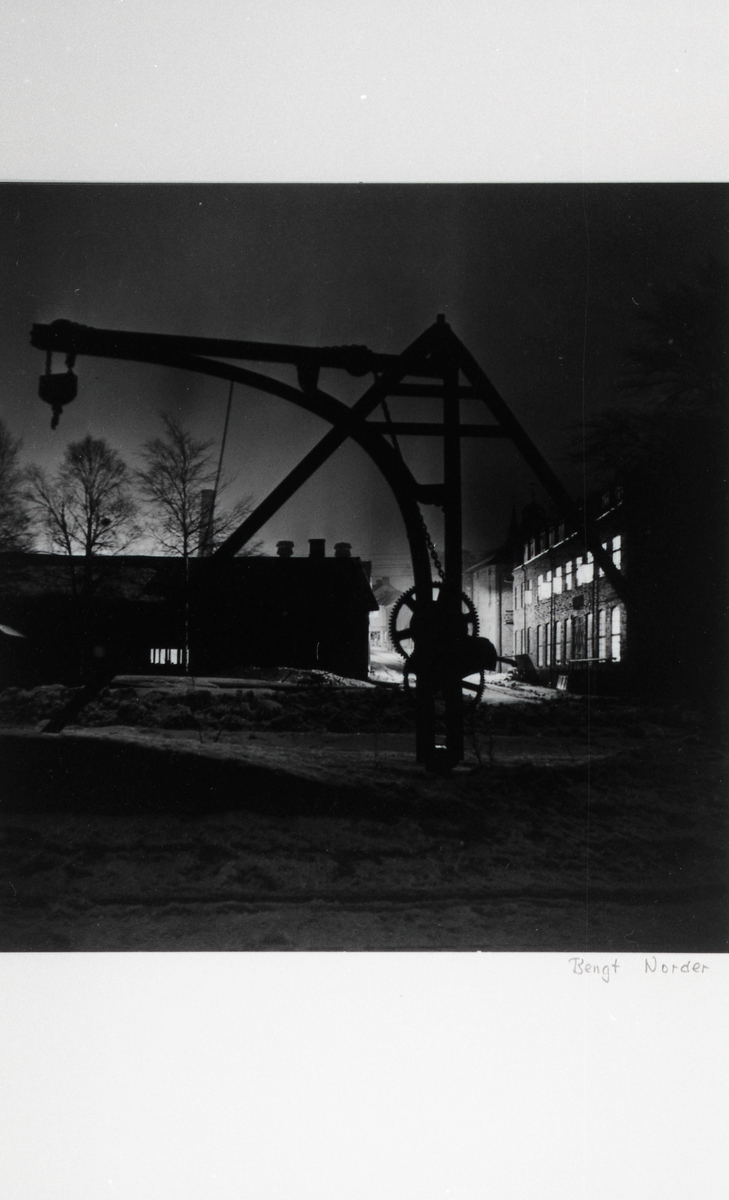 "Arbete och vila".
Storgatan, till höger Jaegers konfektyrfabrik och bryggeriet Victoria, mellan dessa byggnader ligger Sjögatan. Från utställningen "Falköping i bild" 1952.