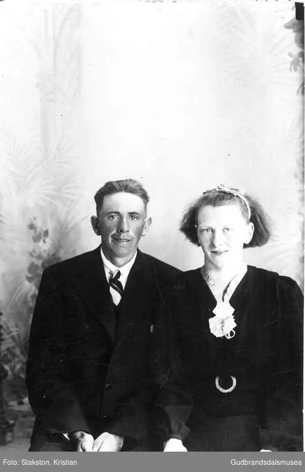 Brudeparet Jon Haugen (f. 1916) og Tora Mathilde Haugen (f. Bruheim 1920)