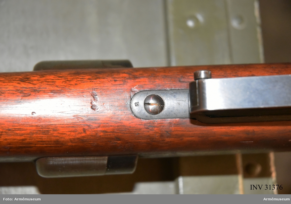 Grupp E II.

Gevär m/1889 med tung specialpipa och påsatt tryckmätare.
På vapnets delar förekommer siffran 3. Mausers äldsta typ.
