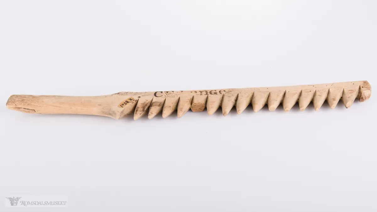 Avlang med håndtak og 16 tenner.