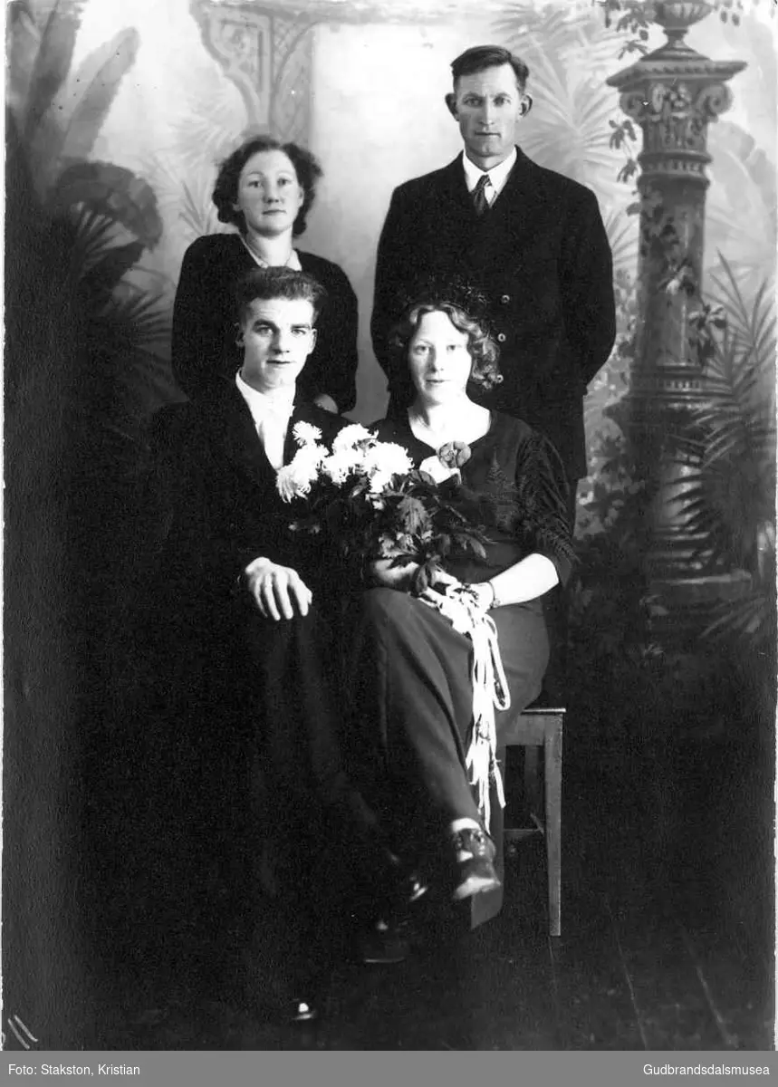 Brudeparet Erling Ramstad (f. 1916) og Marie Ramstad (f. Rudsar 1915).  
Forlovarar er Anna Rudsar (f. 1919 g. Timberlid) og Jon Kjeken (f. 1899)