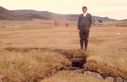 Paul Andersen ved festningsanlegg, i bakgrunn Andersens jord