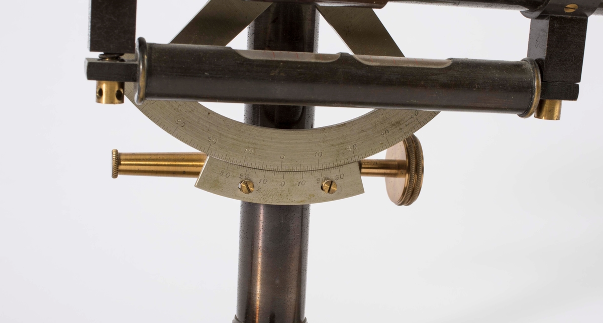 KIKKERT I MESSING PRODUSERT AV "FR. J. BERG, STOCKHOLM.
8891".