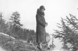 Anna Rønningen f.1909 på utsikten ved gamlevegen ned mot Ber