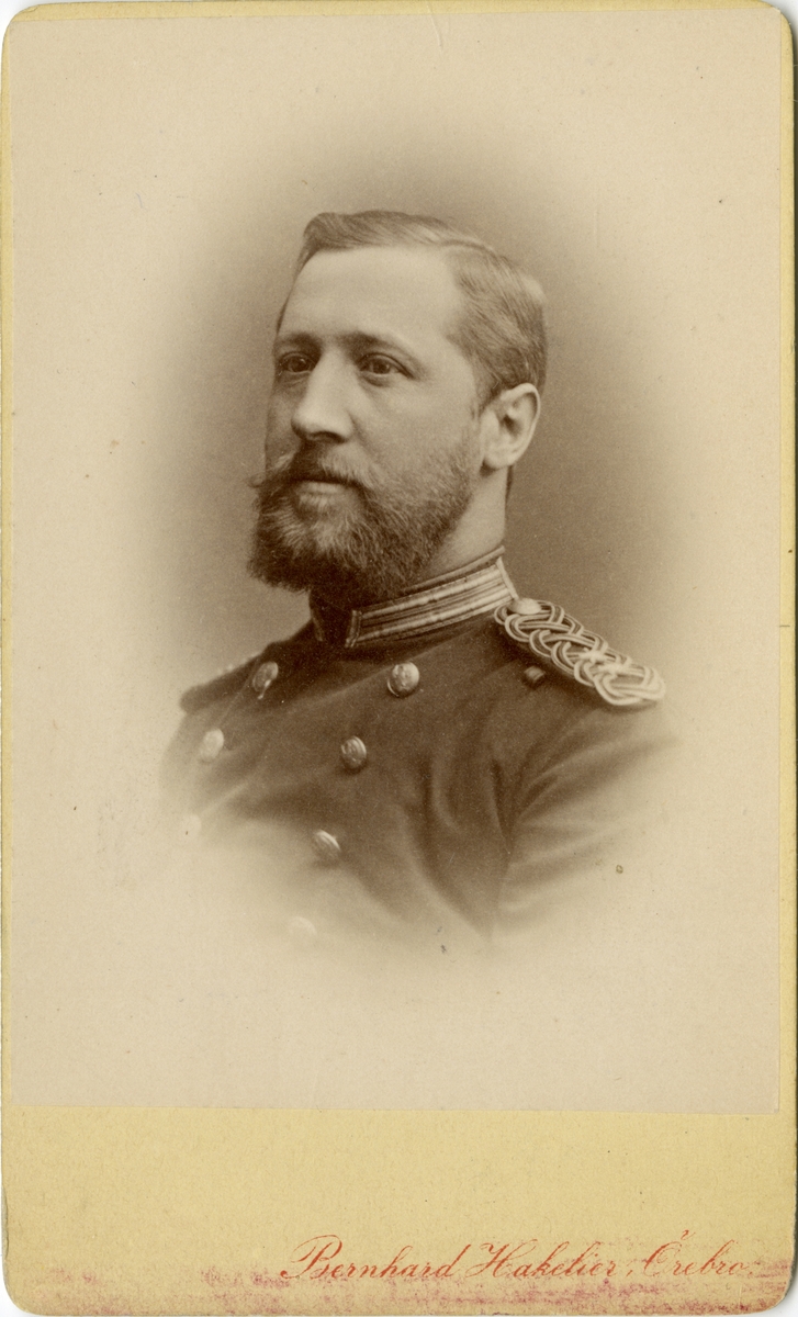 Porträtt av Hugo Axel Johan Zigler, löjtnant vid Värmlands regemente I 22.

Se även bild AMA.0002216, AMA.0009452 och AMA.0009454.