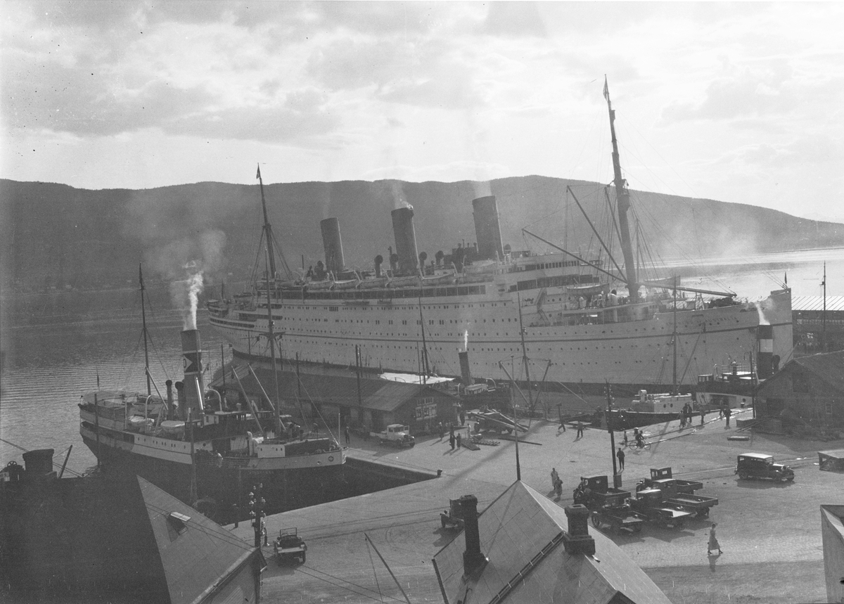 Turistskipet på bildet er RMS Empress of Australia. Skipet ble oprinnelig bygget for Hamburg America Line, men ble etter 1. verdenskrig overtatt av de allierte. I 1921 ble skipet kjøpt Canadian Pacific Railway Company. At skipet er hvitmalt viser at bildet er tatt i 1929 eller senere.ved utstikker 1, eller dampskipskaia, Sannsynligvis "Barøy" til venstre