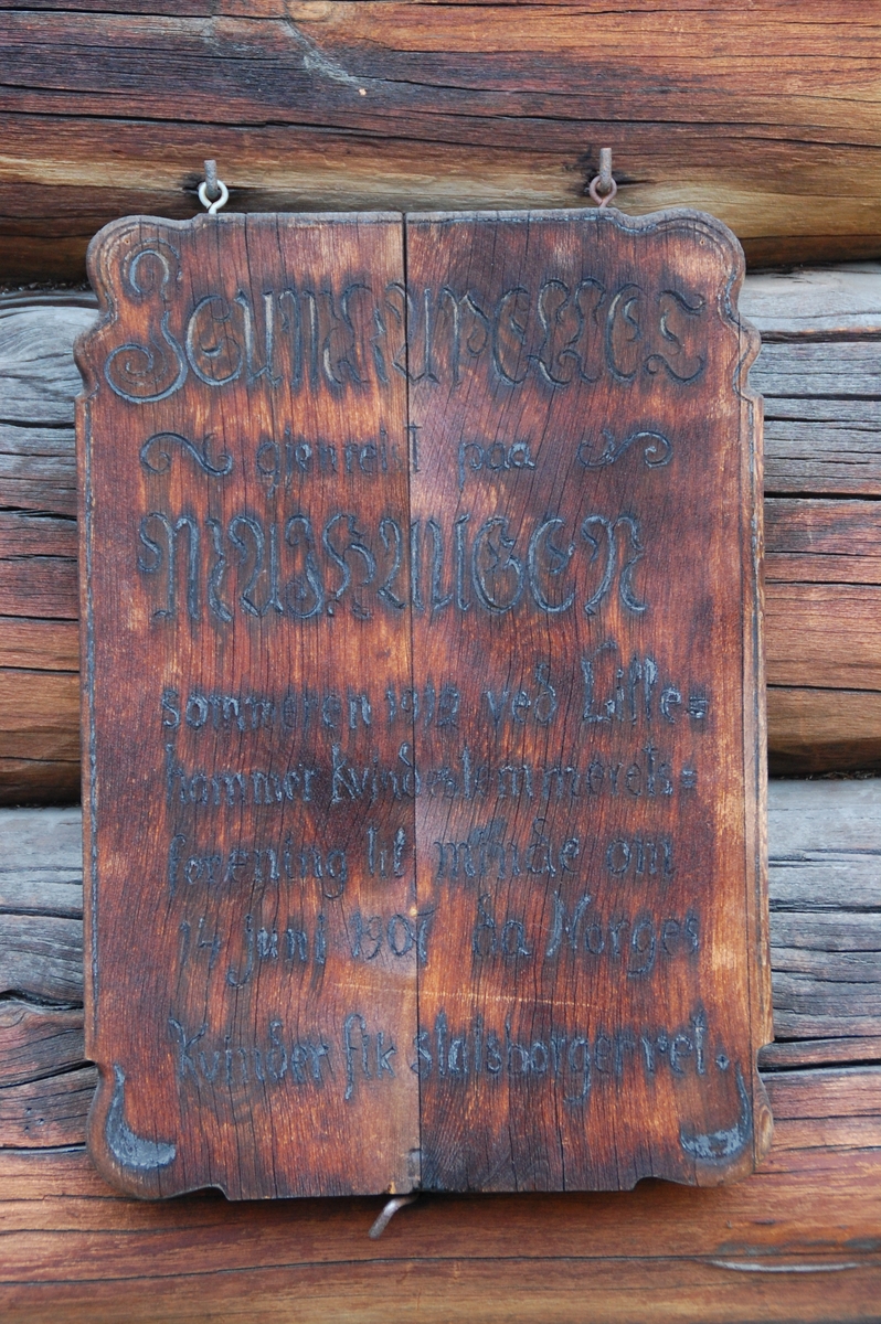 Laftet bygning i en etasje, tilbygget et tårn i hjørnet og sammenbygget med H 14, Isumstua. Kapellet har to rom, der det østre rommet har malt akantusdekor på vegger og i tak. Åpent inn til skipet, der gulvet ligger lavere enn i koret. I skipet er det kirkebenk langs nordveggen og et stort pulpitur mot vest. Klokketårnet har inngang fra mellombygget mellom kapellet og stua, og er formet som en klokkestøpul, med støpulen i Vågå som forbilde. Tekket med takspon. Ved gjenreisningen sagede spon, senere kløyvde spon.