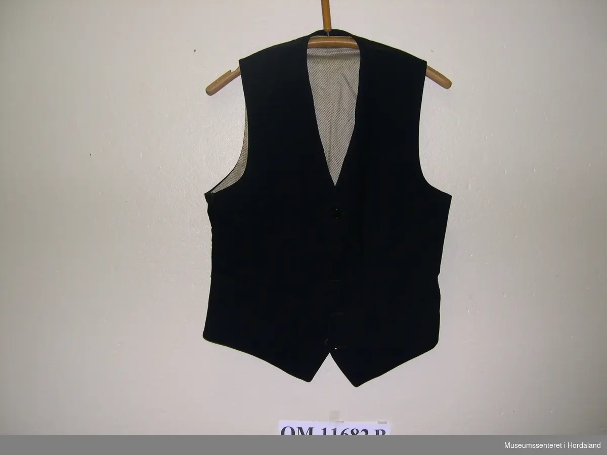Form: langerma jakke med slag og brystlomme, vest med tamp i ryggen o to lommer på vesntre sida
