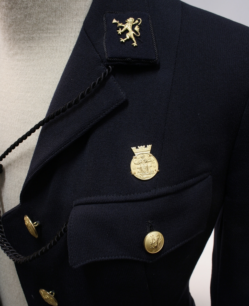 Kvinnelig politiuniform M/1959 - Justismuseet / DigitaltMuseum