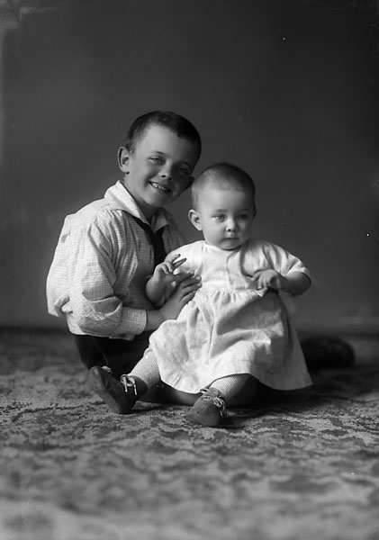 Två små barn, troligen sönerna Johnsson, 1927, Johnssons privata bilder
	Metallutfällning.