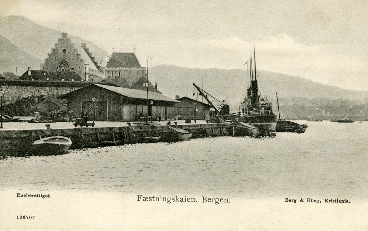 Postkort med motiv fra Festningskaien i Bergen.