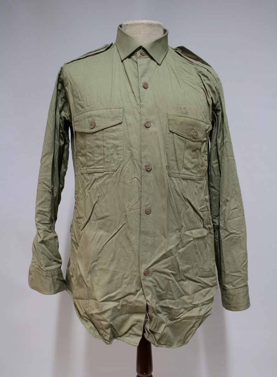 Full uniform med støvler. På brystet har den en pins (Politiets dag 1942), en bånd (Minne-/deltakermedalje 1914-1918) og EK. 2. klasse bånd. Den har også fløyte i brystlommen. 

Skulderdistinksjoner til en oberwachtmeister

I lommen var det stoff lapper og sytråd med nål. 

På beltet har den pistolhylster med Walther PP magasin.