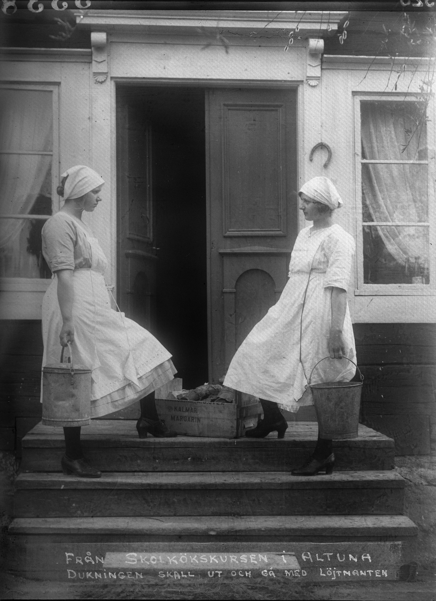 "Dukningen" - två flickor på skolkökskurs, Billerstena, Altuna socken, Uppland 1923