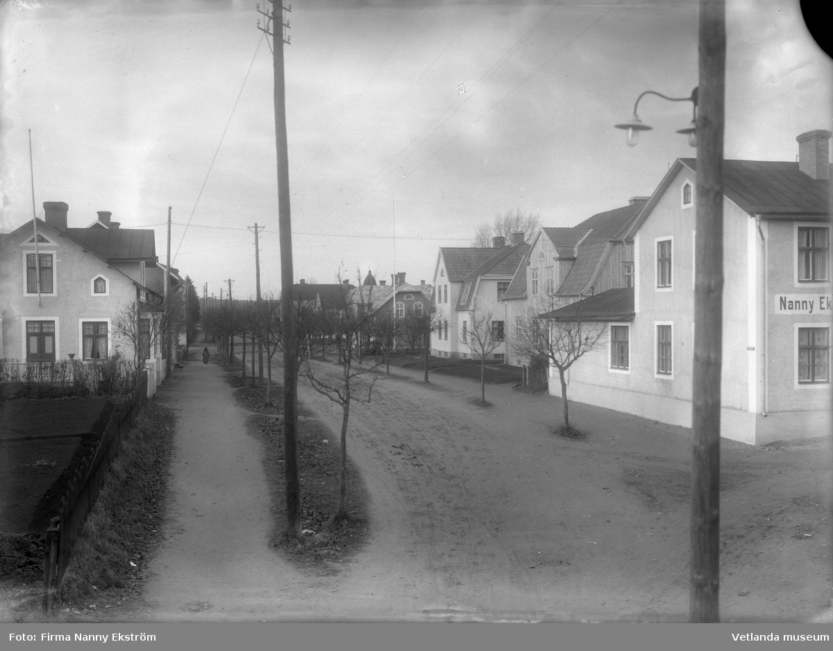 Vy av kyrkogatan mot stationsgatan i Vetlanda. På höger sida syns Nanny Ekströms fotoateljé.